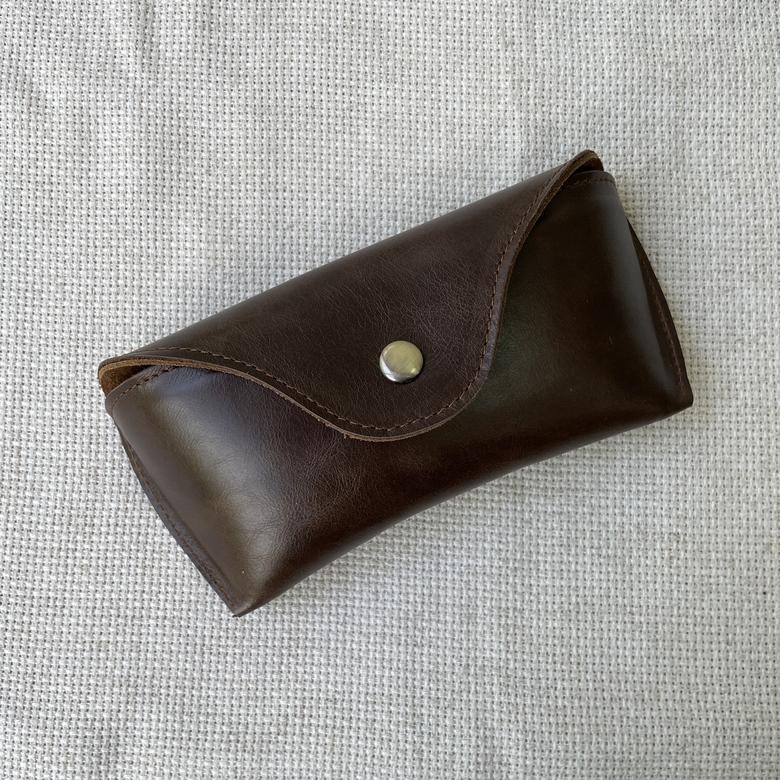 Очечник шоколадный гладкий