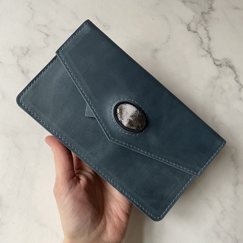 Кошелёк конверт - джинс крейзи хорс и природный агат