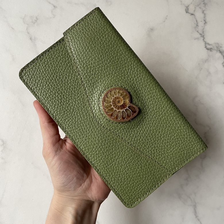Кошелёк конверт - Оливковый фактурный с аммонитом