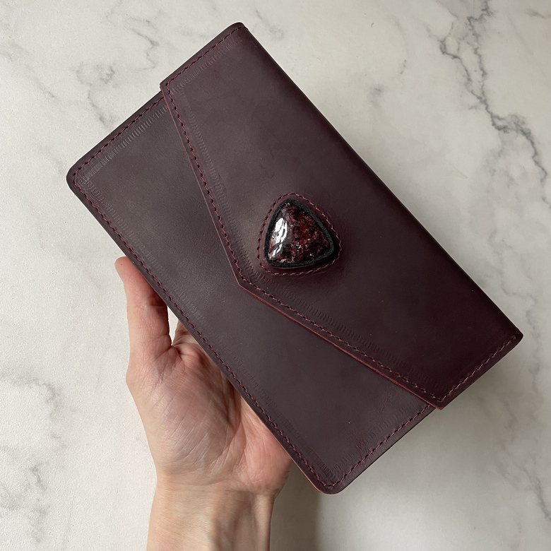 Кошелёк конверт - Винный крейзи хорс с природным эвдиалитом