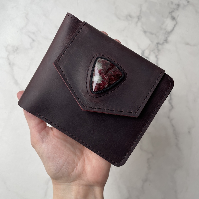 Bifold - Винный крейзи хорс с природным минералом эвдиалитом